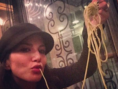 સન્ની લિયોનની સેક્સી સેલ્ફીસ પર એક નજર