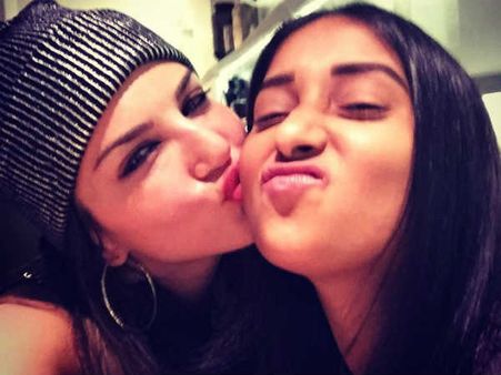 સન્ની લિયોનની સેક્સી સેલ્ફીસ પર એક નજર