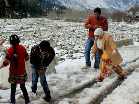 Pics: મનાલી-કુફરીમાં મોસમ બન્યું 'આશિકાના'