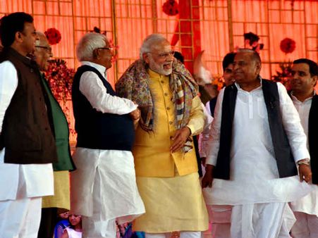 Pics: મોદીને પોતાના દરવાજા પર જોઇ ખુશીથી જુમી ઉઢ્યા મુલાયમ