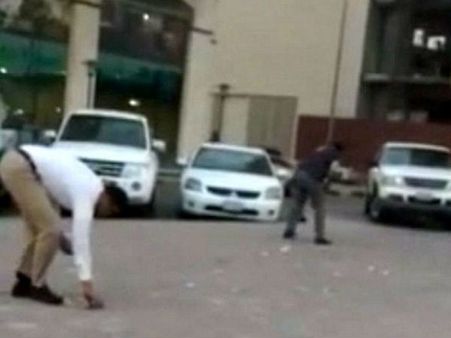 Video: શું થયું જ્યારે રસ્તા પર થયો નોટોનો વરસાદ