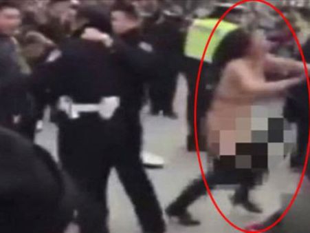 વીડિયો: પતિને બચાવવા ભરબજારમાં ન્યૂડ થઇ ગઇ પત્ની!