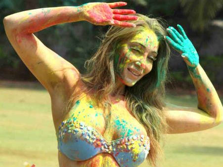 સોફીયાનું રંગબિરંગી હૉટ ફોટોશૂટ સોફીયાનું રંગબિરંગી હૉટ ફોટોશૂટ