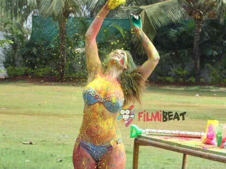 સોફીયાનું રંગબિરંગી હૉટ ફોટોશૂટ સોફીયાનું રંગબિરંગી હૉટ ફોટોશૂટ