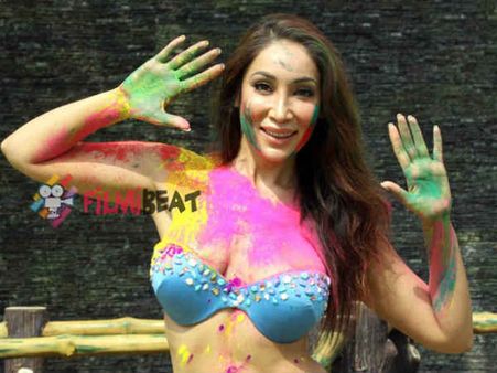 સોફીયાનું રંગબિરંગી હૉટ ફોટોશૂટ સોફીયાનું રંગબિરંગી હૉટ ફોટોશૂટ