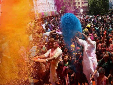 રંગ પિચકારી વાગી સરરરરર