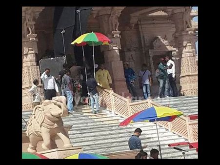 મંદિરમાં શૂટિંગ 