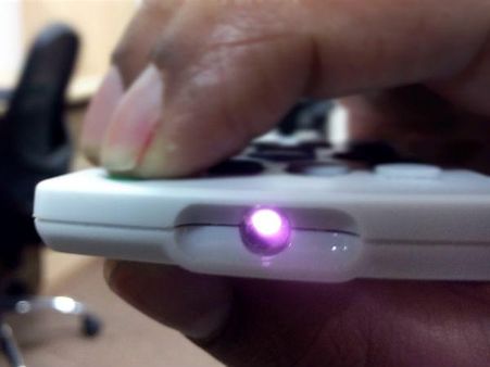 તમારા રિમોટની બેટરી કેમેરાની મદદથી ચેક કરો તમારા રિમોટની બેટરી કેમેરાની મદદથી ચેક કરો