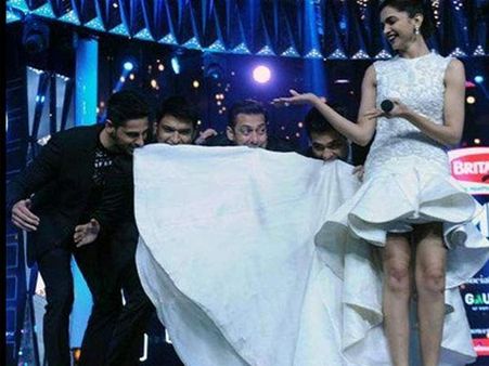 એક શાનદાર હોસ્ટ