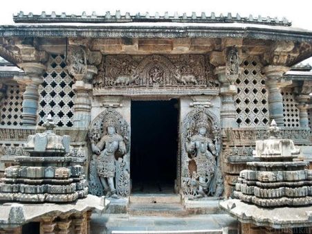 2- હૈલેબિડુના હોયસાલેશ્વર મંદિર