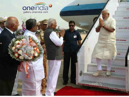 નરેન્દ્ર મોદી પહોંચ્યા બેંગ્લોર નરેન્દ્ર મોદી પહોંચ્યા બેંગ્લોર
