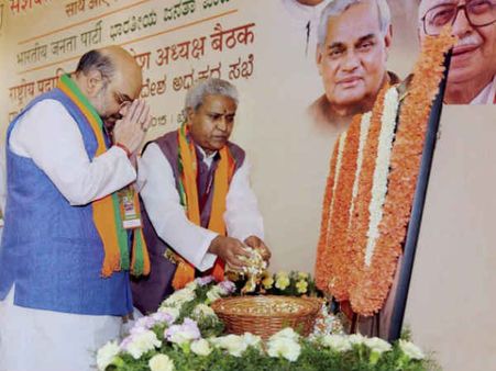 મોદીએ શાહની પીઠ થાબડી મોદીએ શાહની પીઠ થાબડી