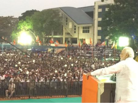 Video: જ્યારે મોદીએ પોતાની રેલીમાં થાંભલા પર ચડેલા 2 યુવકોને બચાવ્યા