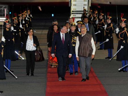 પેરિસ પહોંચ્યા નરેન્દ્ર મોદી