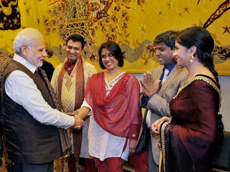 એરપોર્ટ પર મોદીનું સ્વાગત