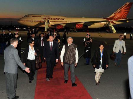 પેરિસ એરપોર્ટ પર મોદી