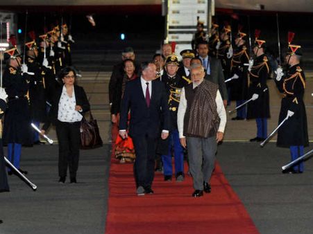 એરપોર્ટ પર મોદીનું સ્વાગત