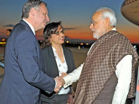 પેરિસ એરપોર્ટ પર મોદી