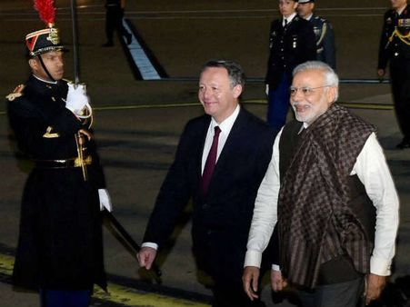 પેરિસ એરપોર્ટ પર મોદી