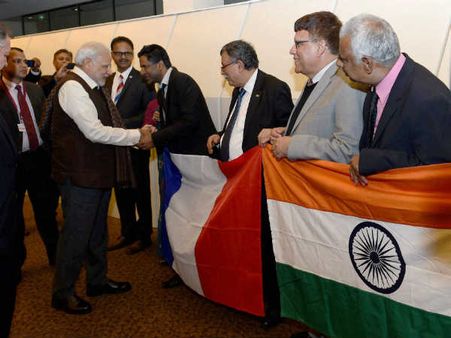 મોદી પહોંચ્યા પેરિસ