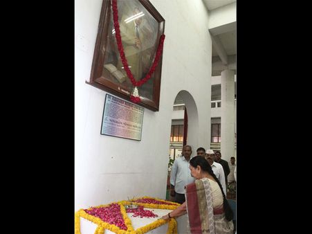 ડૉ.આંબેડકરના તૈલચિત્ર સમક્ષ ભાવાંજલિ