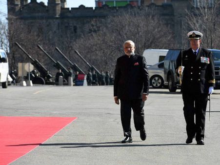 મોદીને અપાઇ તોપોની સલામી