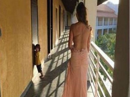 Pic: દરિયા કિનારે શાહરૂખ અને અબરામનો ફનટાઇમ