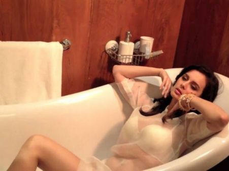 લોન્ઝરી પહેરી કરાવ્યૂ ફોટાશૂટ લોન્ઝરી પહેરી કરાવ્યૂ ફોટાશૂટ