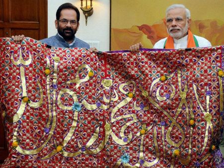 Pics: ખ્વાજા સાહેબની મજાર પર નકવીએ ચઢાવી મોદીની ચાદર