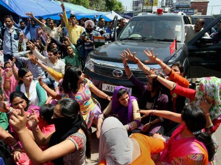 અસ્થાઇ શિક્ષકોએ જમ્મુમાં નેતાજીને રોક્યા