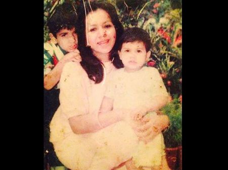 માતા સાથે વરૂણ