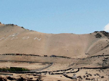 લેહમાં ભક્તોની કતાર