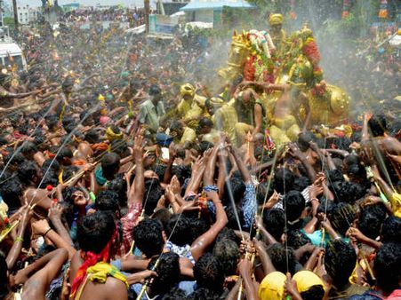 ભક્તોએ ભગવાનને ન્હાઇ ન્હાઇ કરાઇ