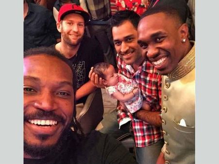 Pics: બ્રાવોના ગીત આલ્બમની લોંચિંગમાં દીકરી સાથે પહોંચ્યા ધોની