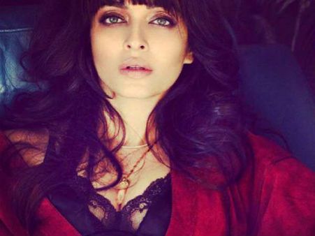 ઐશે ચુપ્પી તોડી