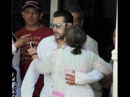 Pics: સલમાનને જામીન મળતા જ નાચી ઊઠ્યા ફેન્સ