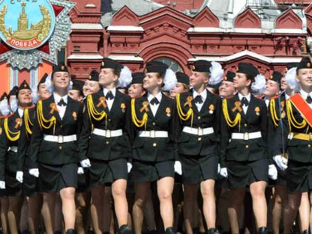 વિક્ટરી ડેમાં મહિલા સિપાહી