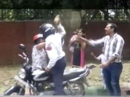 દિલ્હી ટ્રાફિક પોલિસે મહિલા મારી ઇંટ