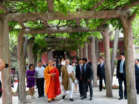 મોદી અને જિનપિંગ પેગેડાની મુલાકાતે