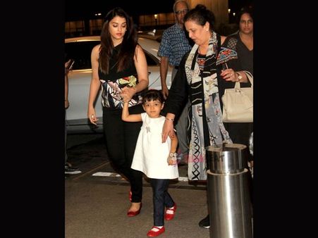 મમ્મીનો હાથ પકડી હું ફરવા ચાલી 