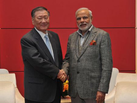 હ્યુન્ડાઇ કંપનીના ચેરમેનને મળ્યા મોદી