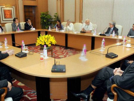 મોદી ભારત-સિંગાપોરના સભ્યોને મળ્યા