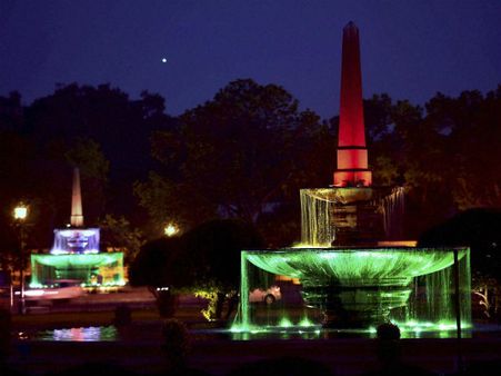 રંગીન ફુવારાએ બન્યા આકર્ષણનું કેન્દ્ર