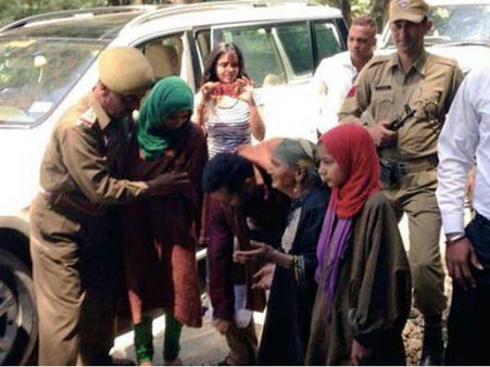 વૃદ્ધ માતાના પગે પડતો ભાઇજાન વૃદ્ધ માતાના પગે પડતો ભાઇજાન