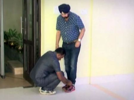 મંત્રીજીએ પુલિસકર્મીથી બૂટની દોરી બંધાવી