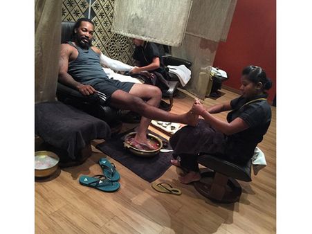 યુવતીઓ સાથે બોડી મસાજ