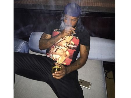 બીયર પીતા, સ્મોકિંગ કરતા