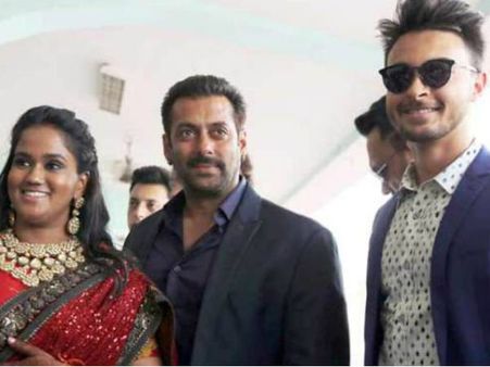 Pics: અર્પિતાના રિસેપ્શનમાં પહોંચ્યા સલમાન ખાન