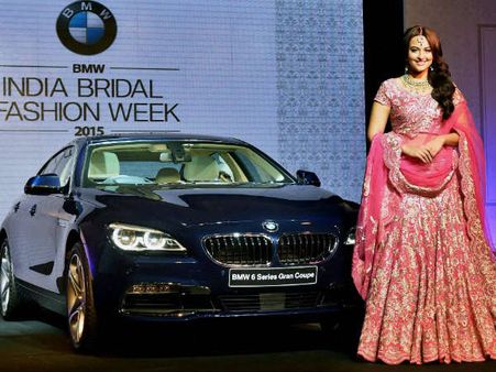 સોનાક્ષી સિંહાએ લોન્ચ કરી BMW 6