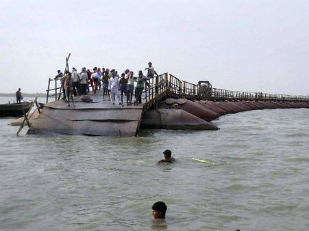બિહારમાં તોફાનના કારણે પીપ બ્રીજ તૂટ્યો